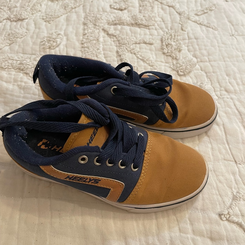 Boys tan and navy HEELYS EUC